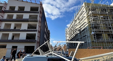 ERKUT İNŞAATTA İSKELE ÇÖKTÜ